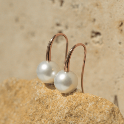 A pair of beautiful Australian South Sea pearls set on a pair of hook earrings in solid gold. 