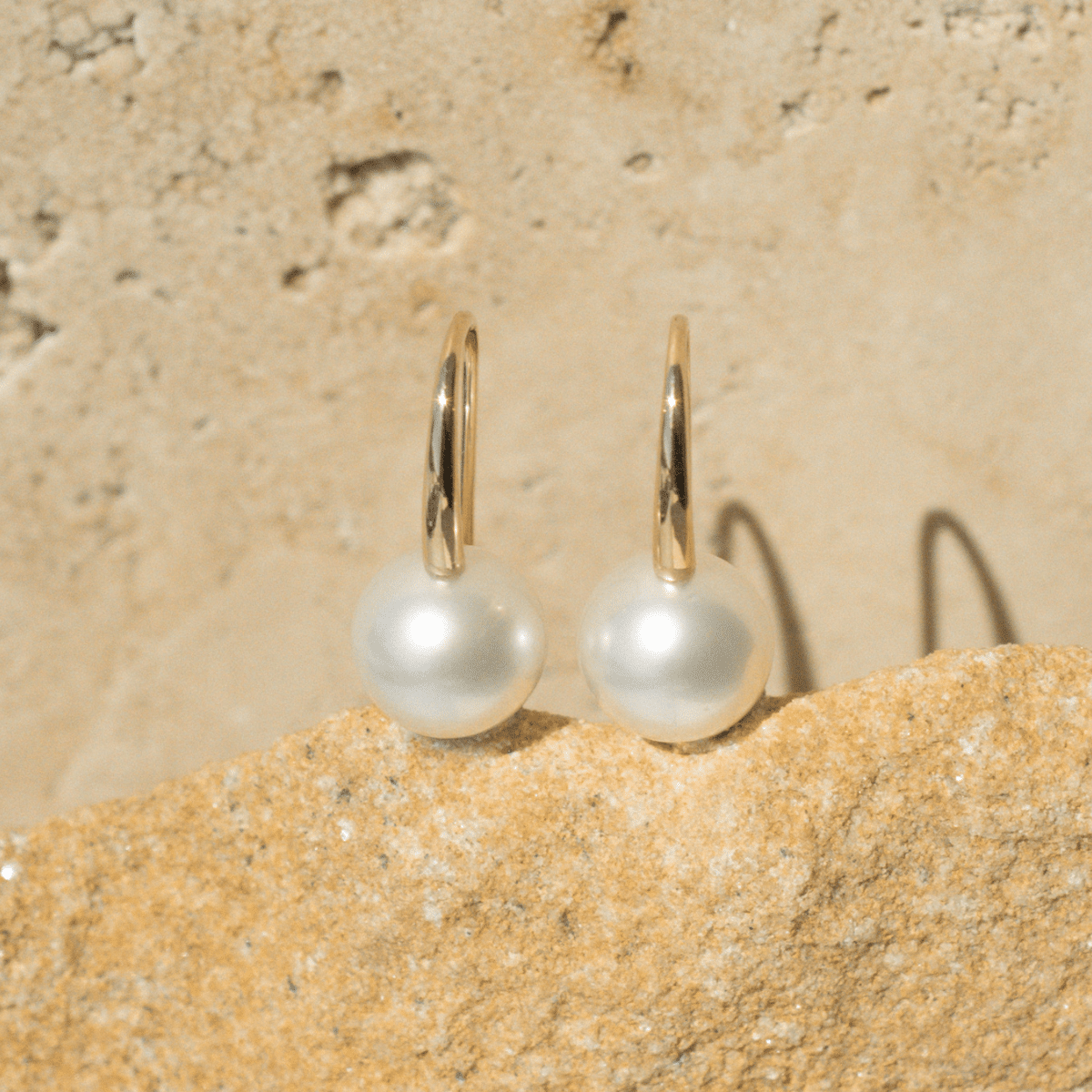 A pair of beautiful Australian South Sea pearls set on a pair of hook earrings in solid gold. 