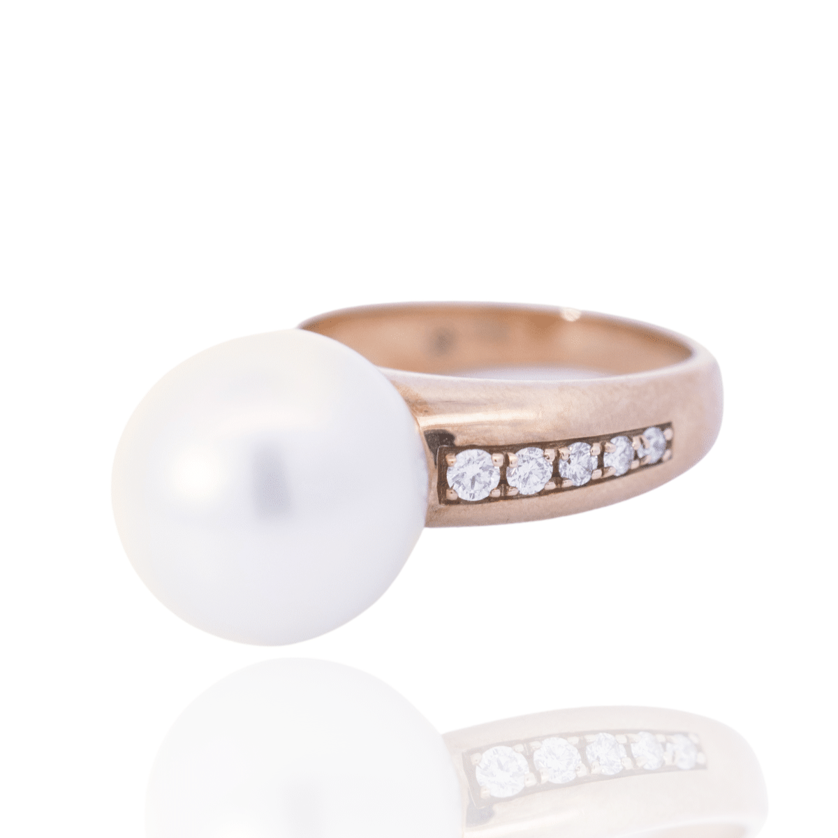 A stunning Mojo Diamond Pearl Ring featuring a Cygnet Bay grown Australian South Sea pearl set alongside a band of diamonds in a gold design.