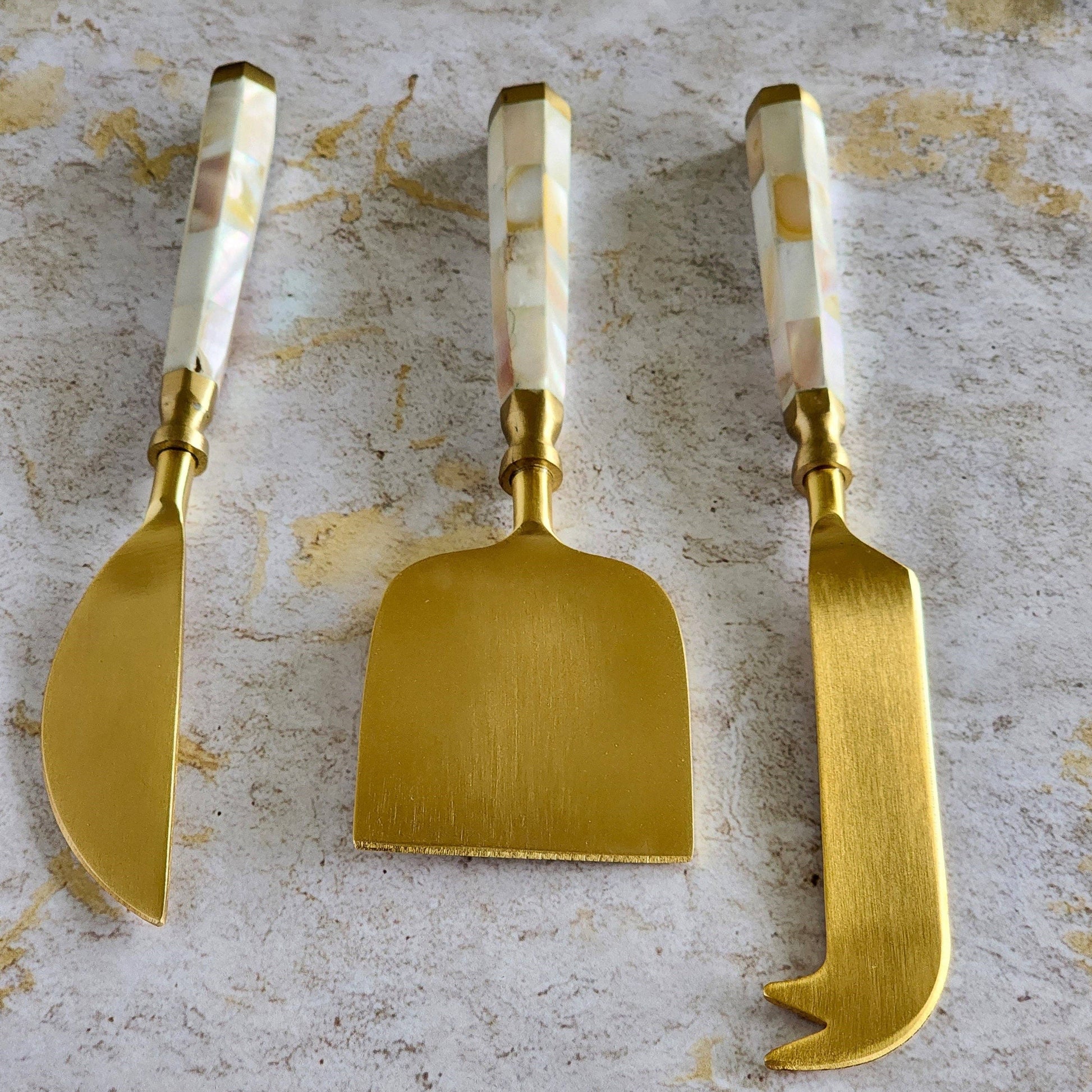 The combination of Mother of Pearl and stainless steel is the perfect fusion of tradition and modern minimalism. An amazing gift idea for Mothers day, Birthday, Christmas, Anniversary or any other special occasion.


