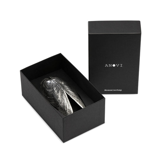 Black box with a Mussel Shovel