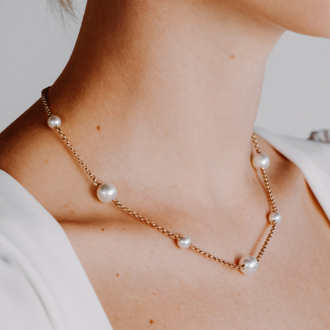 A woman wears her stunning Australian South Sea and Akoya pearl chain necklace featuring our Australian grown pearls.