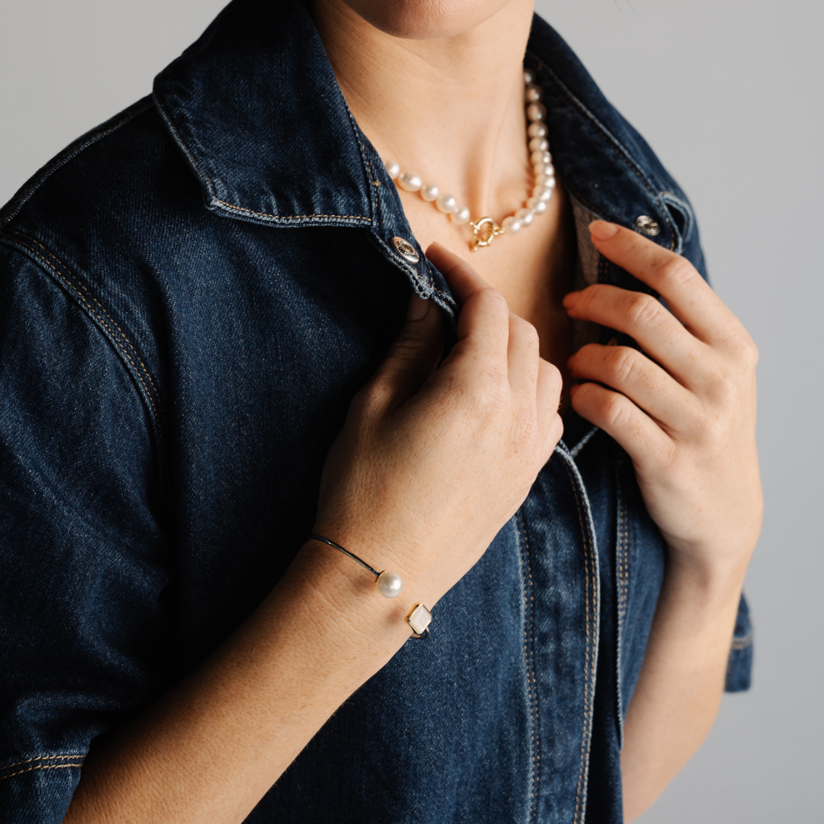 This stunning Radiance Emerald Cut &amp; Pearl Bangle features faceted Mother of Pearl grown at our Cygnet Bay Pearl Farm (WA) alongside a Cygnet Bay (WA) grown 10.5mm Drop A3 grade Australian South Sea pearl set in sterling silver and gold.&nbsp;