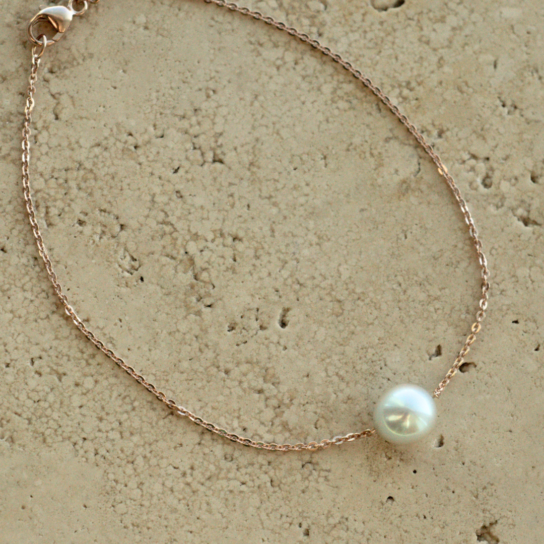 The gorgeous Savanna Pearl Bracelet features a Broken Bay (NSW) grown Australian Akoya Pearl set on an adjustable gold chain. 