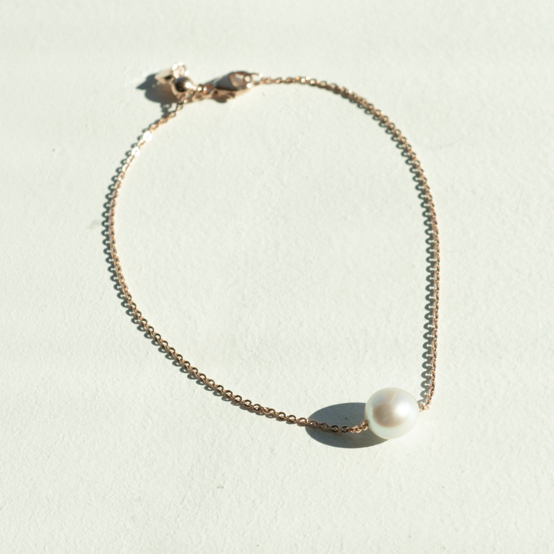 The gorgeous Savanna Pearl Bracelet features a Broken Bay (NSW) grown Australian Akoya Pearl set on an adjustable gold chain. 