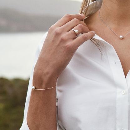 The gorgeous Savanna Pearl Bracelet features a Broken Bay (NSW) grown Australian Akoya Pearl set on an adjustable gold chain. 