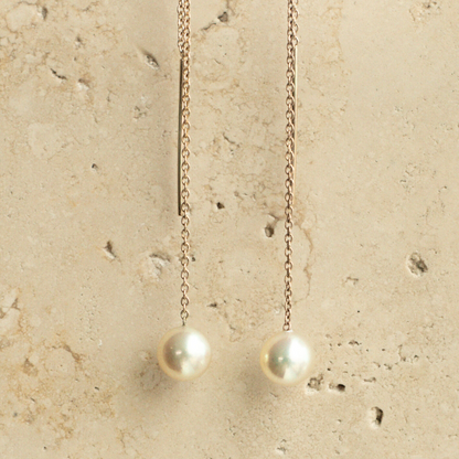 These gorgeous Savanna Pearl Thread Earrings features a Broken Bay (WA) grown Australian Akoya Pearl set on a gold chain.