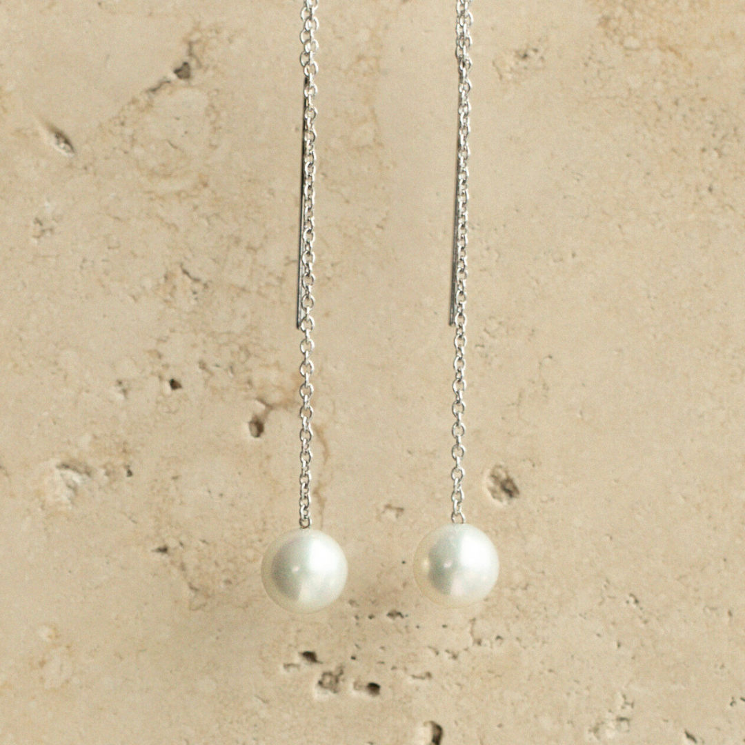 These gorgeous Savanna Pearl Thread Earrings features a Broken Bay (WA) grown Australian Akoya Pearl set on a gold chain.