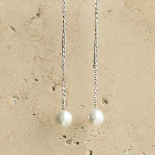 These gorgeous Savanna Pearl Thread Earrings features a Broken Bay (WA) grown Australian Akoya Pearl set on a gold chain.