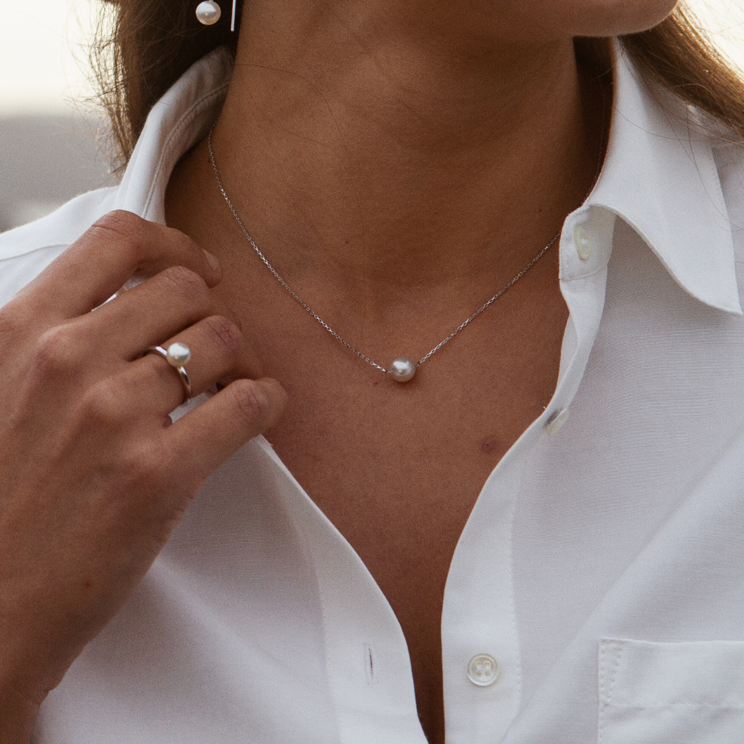 This gorgeous Savanna Pearl Necklace features a Broken Bay (NSW) grown Australian Akoya Pearl set on a gold chain. 