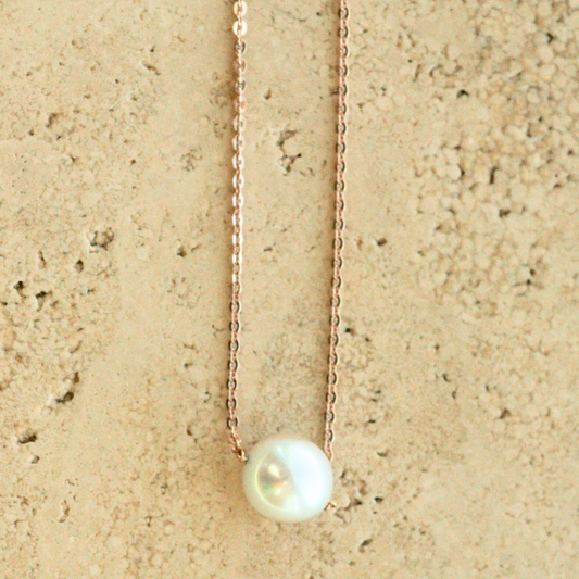 This gorgeous Savanna Pearl Necklace features a Broken Bay (NSW) grown Australian Akoya Pearl set on a gold chain. 