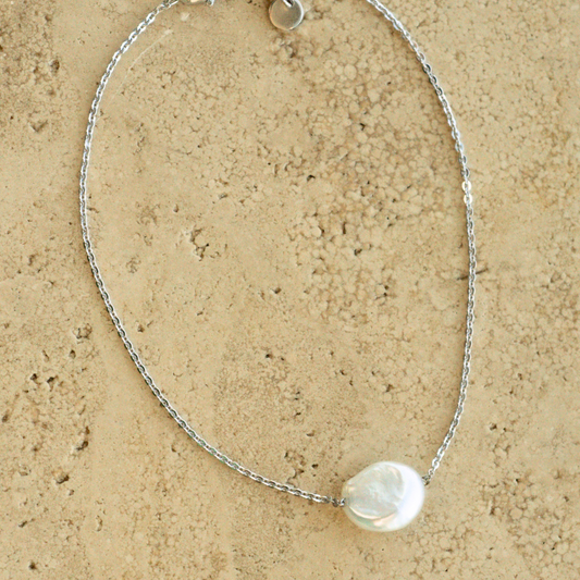 The gorgeous Savanna Pearl Bracelet features a Cygnet Bay (WA) grown Australian South Sea Keshi Pearl set on an adjustable gold chain. 