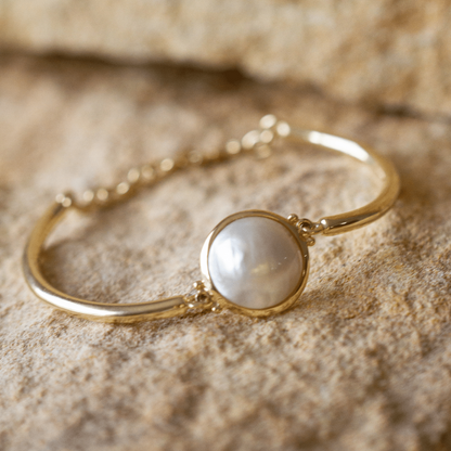 This gorgeous Save the Children Pearl Bracelet features a Cygnet Bay (WA) grown Australian South Sea Mabe pearl set in sterling silver or gold.