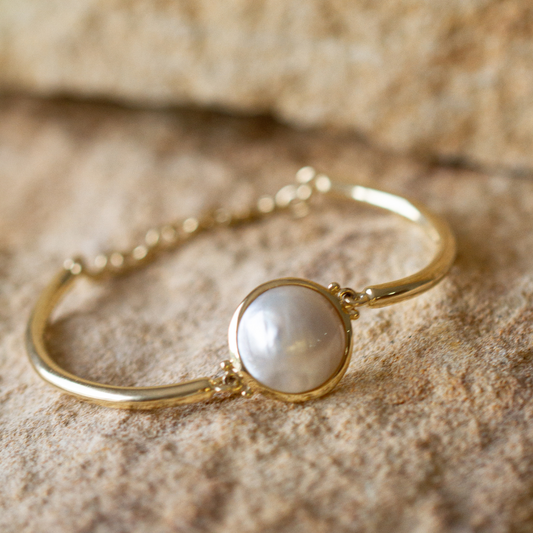 This gorgeous Save the Children Pearl Bracelet features a Cygnet Bay (WA) grown 16mm B grade Australian South Sea Mabe pearl set in gold, with an adjustable chain and parrot clasp.