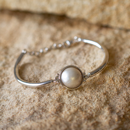 This gorgeous Save the Children Pearl Bracelet features a Cygnet Bay (WA) grown Australian South Sea Mabe pearl set in sterling silver.