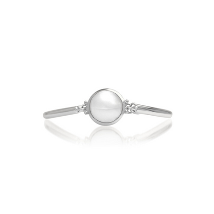 This gorgeous Save the Children Pearl Bracelet features a Cygnet Bay (WA) grown Australian South Sea Mabe pearl set in sterling silver.