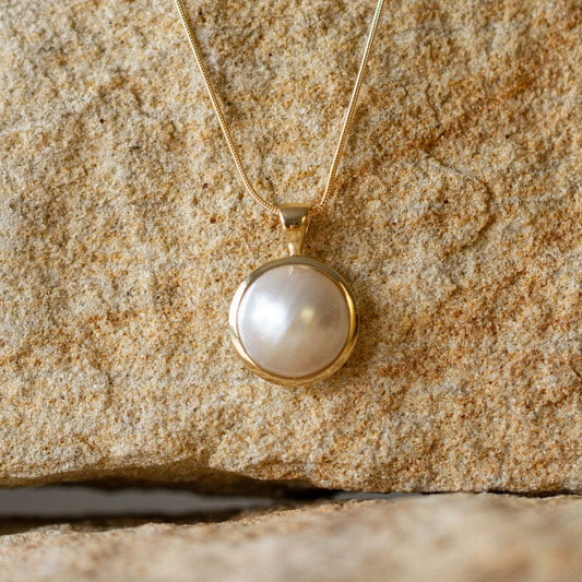 This gorgeous Save the Children Pearl Pendant features a Cygnet Bay (WA) grown Australian South Sea Mabe pearl set in gold.