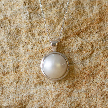 This gorgeous Save the Children Pearl Pendant features a Cygnet Bay (WA) grown Australian South Sea Mabe pearl set in sterling silver.