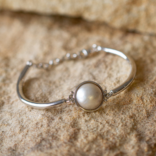 This gorgeous Save the Children Pearl Bracelet features a Cygnet Bay (WA) grown 16mm B grade Australian South Sea Mabe pearl set in sterling silver, with an adjustable chain and parrot clasp.