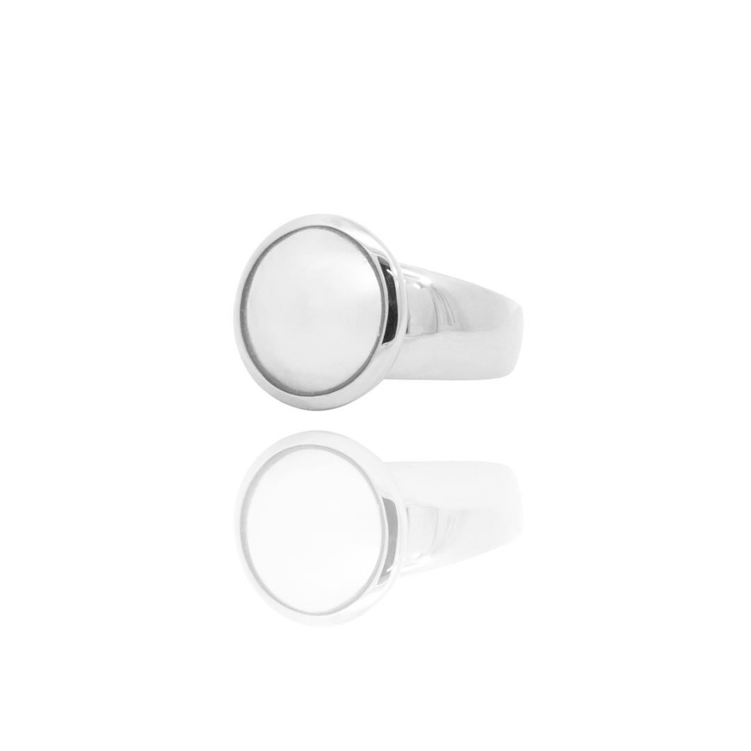 This gorgeous Save the Children Pearl Ring features a Cygnet Bay (WA) grown Australian South Sea Mabe pearl set in white gold.