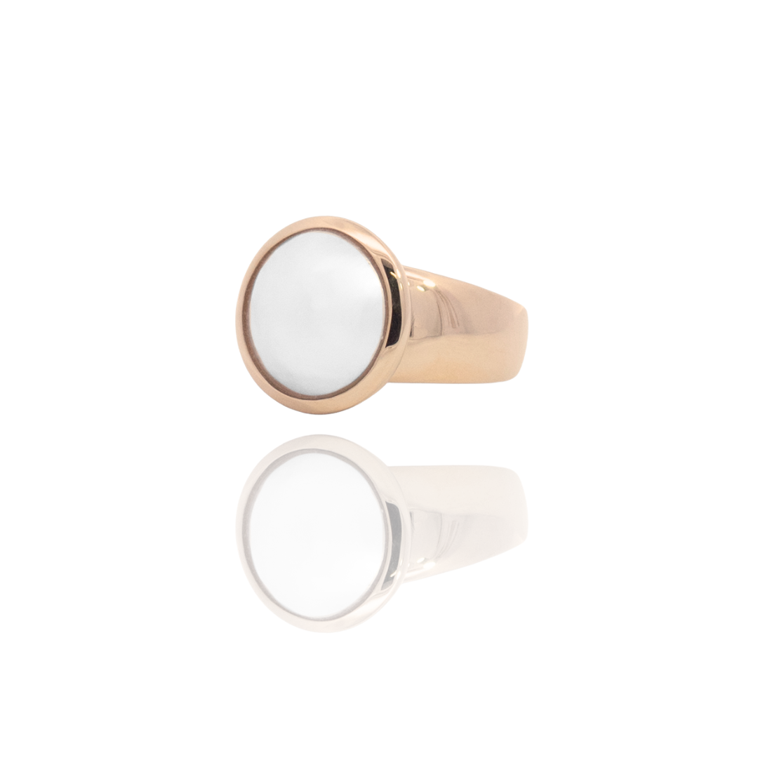 This gorgeous Save the Children Pearl Ring features a Cygnet Bay (WA) grown Australian South Sea Mabe pearl set in yellow gold.