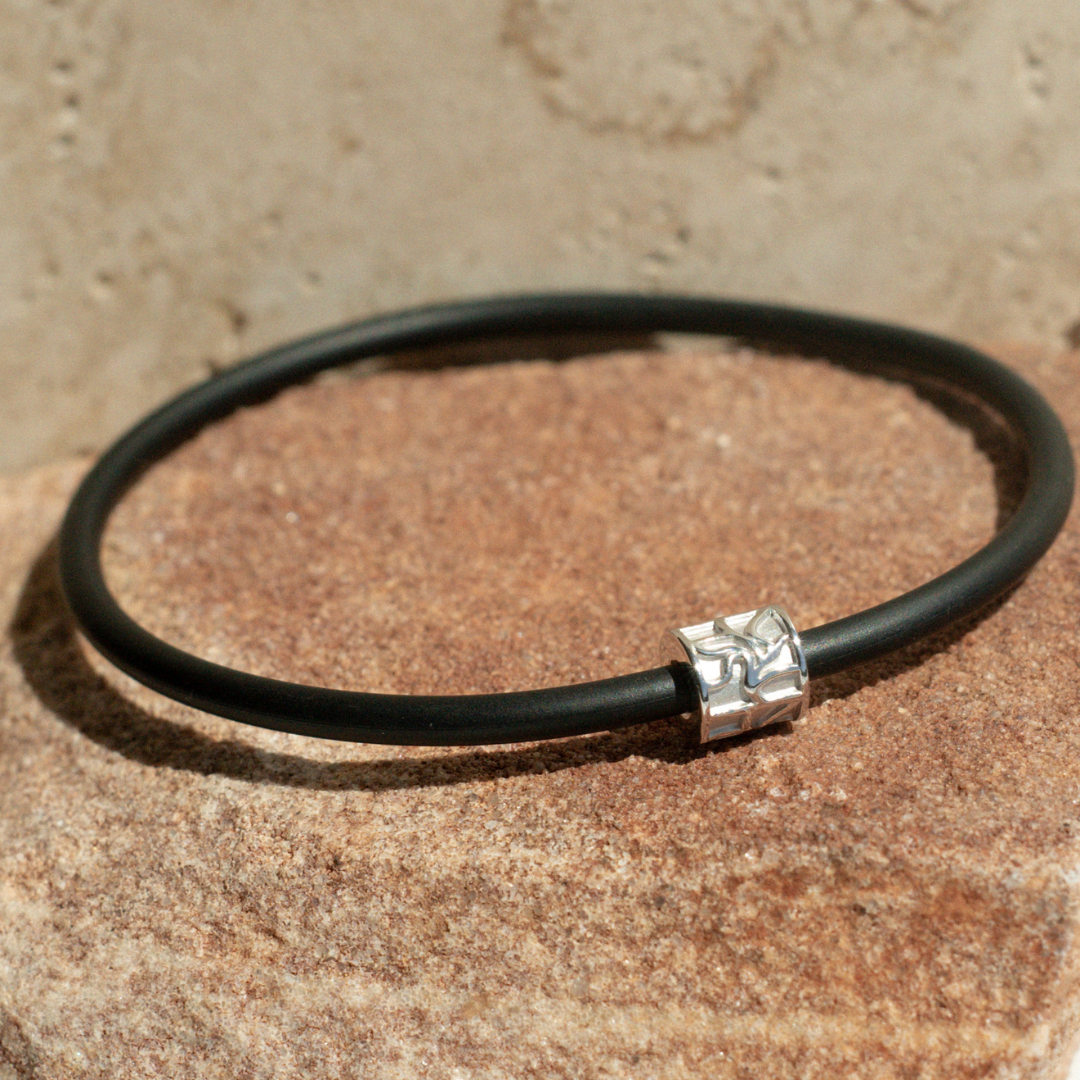 Our Seagrass Neoprene bracelets are a casual everyday piece for both male and female featuring a Sterling Silver Seagrass motif.