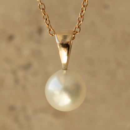 This classic Simple Pearl Pendant features a Broken Bay (NSW) grown 7mm AAA grade Australian Akoya pearl set in yellow gold.