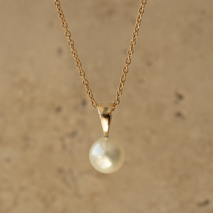 This classic Simple Pearl Pendant features a Broken Bay (NSW) grown 7mm AAA grade Australian Akoya pearl set in yellow gold.