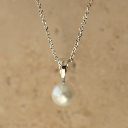 This classic Simple Pearl Pendant features a Broken Bay (NSW) grown 7mm AAA grade Australian Akoya pearl set in white gold.