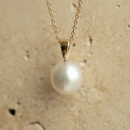 This classic Simple Pearl Pendant features a Cygnet Bay (WA) grown Australian South Sea pearl set in gold.