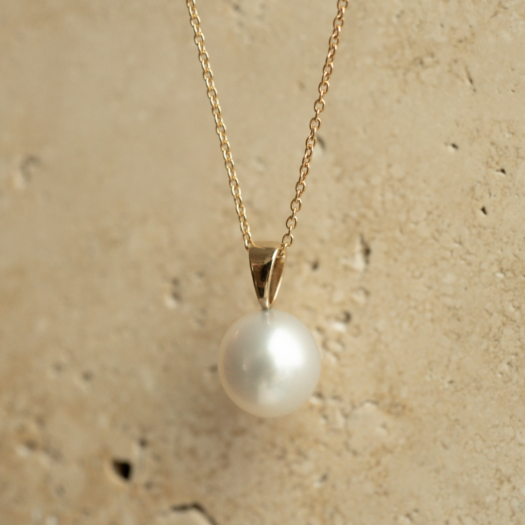 This classic Simple Pearl Pendant features a Cygnet Bay (WA) grown Australian South Sea pearl set in gold.