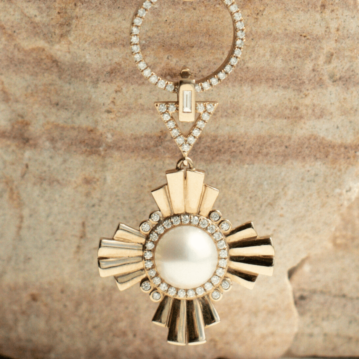 This amazing Star of the West Pearl Pendant features a Cygnet Bay (WA) grown Australian South Sea pearl, complemented by 86 White Diamonds set in gold. This pendant has multi-functional components, allowing the wearer maximum versatility.