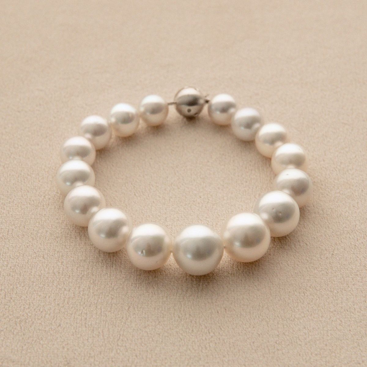 Strand Bracelet Australian South Sea Cygnet Bay Button/High Button 9.5-14.5mm A3+/B2 White Silver 16pc 21cm 9ct White Gold Ball Clasp