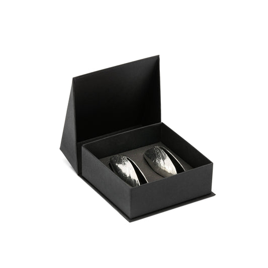 Crafted with care and precision in the Netherlands, the Mussel Cutlery Set is a standout choice for any elegant table setting. Its pure tin material and unique feather design evoke the graceful shape of a real mussel shell, adding a touch of sophistication to any meal.

