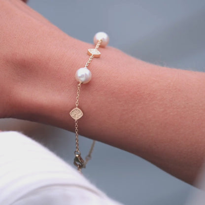 A woman wears her Seagrass Akoya Pearl bracelet that features Broken Bay grown Australian Akoya pearls set on a solidgold chain with seagrass motifs set on the chain.